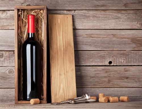Vestiamo il tuo vino con tappi a vite, tappi in sughero, etichette personalizzate per bottiglie e cassette in legno.